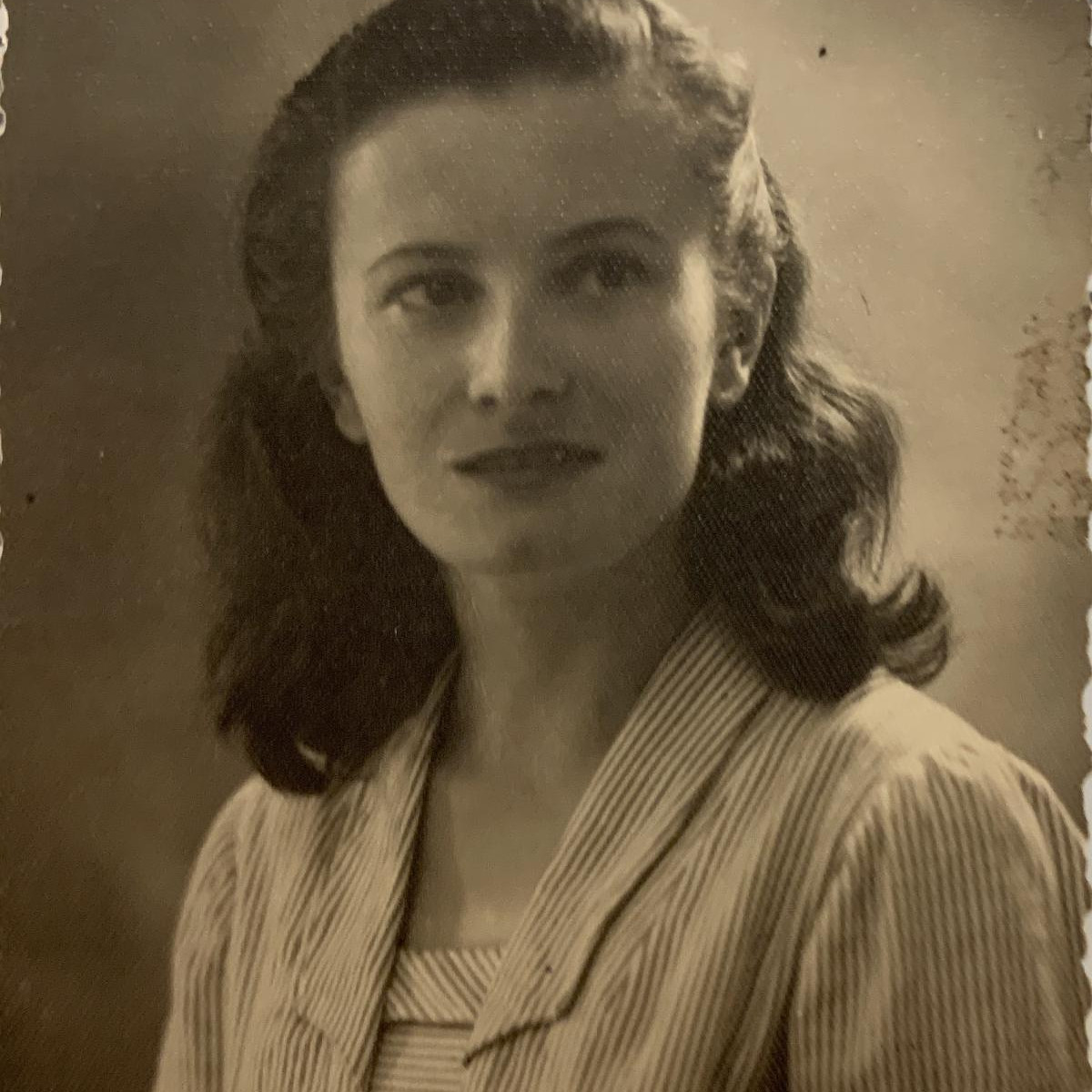 Fotografia di Ibes Pioli scattata nel 1950, in Archivio dell&rsquo;Udi di Modena, conservato presso il Centro documentazione donna di Modena, tratta dalla pagina a lei dedicata sul portale web &ldquo;Rivoluzioni Crisi Trasformazioni&rdquo;